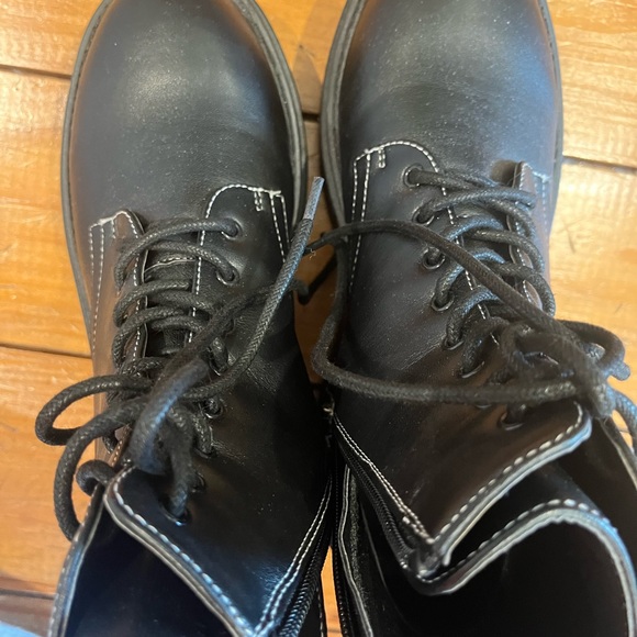 (405) “LONDON REBEL BLACK BOOTS” - Picture 10 of 10